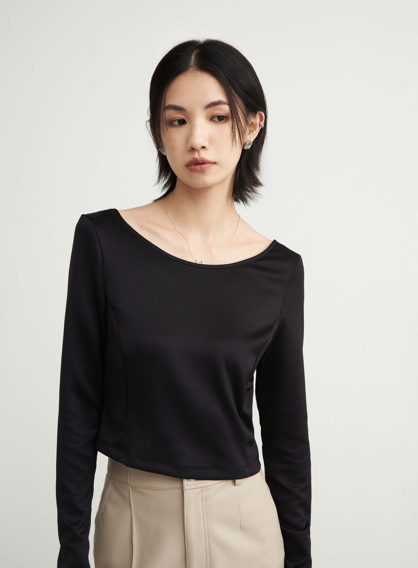 挖背剪裁圓領短版上衣